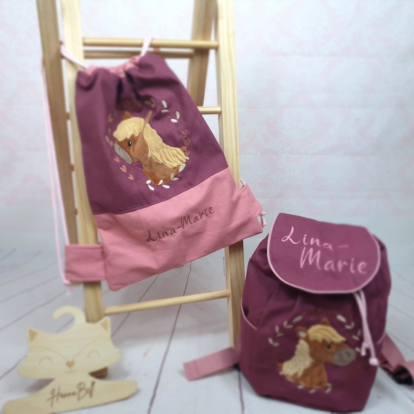Turnbeutel  mit Pony in Altrosa und Beere für Kinder Größe 30x40cm als Set mit dem Kindergartenrucksack. Kann sowohl farblich als auch im Motiv angepasst werden. 