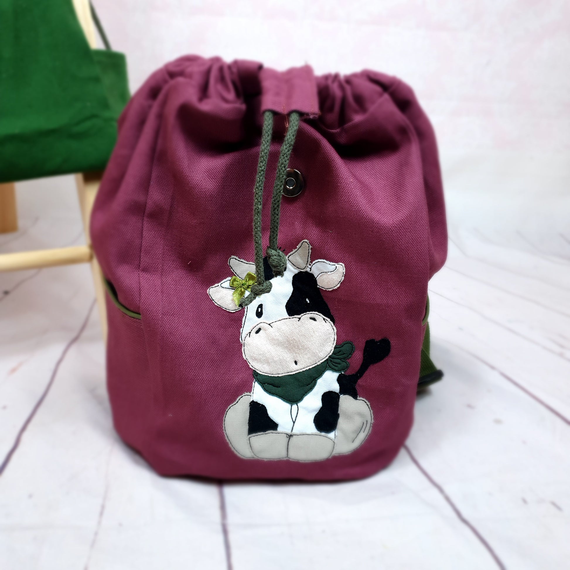 Kindergartenrucksack mit Kuh in Beere und grün / Wunschnamen optional möglich