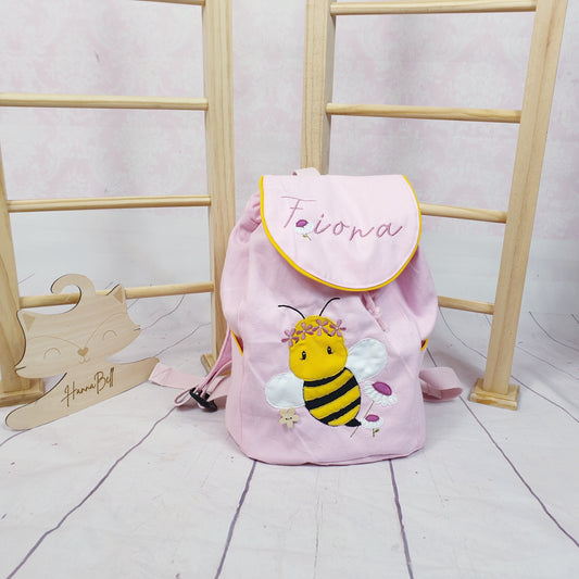 Handmade Kindergartenrucksack mit Biene in hellrosa. Rucksack kann personalisiert werden.