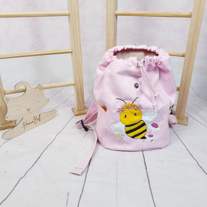 Geöffneter Kindergartenrucksack für Kinder im Alter von 2-6 Jahren bestickt mit Biene und Blumen.