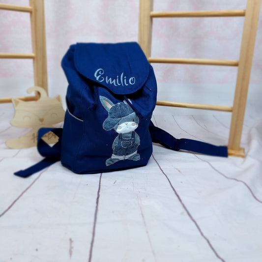 Handmade Kindergartenrucksack mit coolem Hasen „Bo“ von Stickher. Der Rucksack kann personalisiert werden. Mit deinem Wunschnamen ist der Rucksack ganz individuell