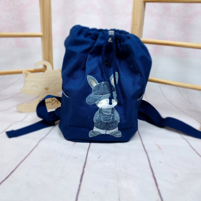 Handmade Kindergartenrucksack offen Vorderansicht mit Hase „Bo“ von Stickherz in dunkelblau