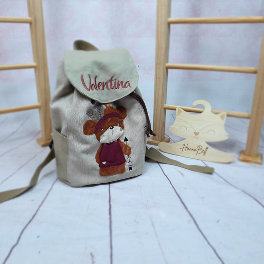 Handmade Kindergartenrucksack mit Indianerbär auf hellem Strukturcanvas. Ein Wunschnamen ist inklusive / der Rucksack kann personalisiert werden. 