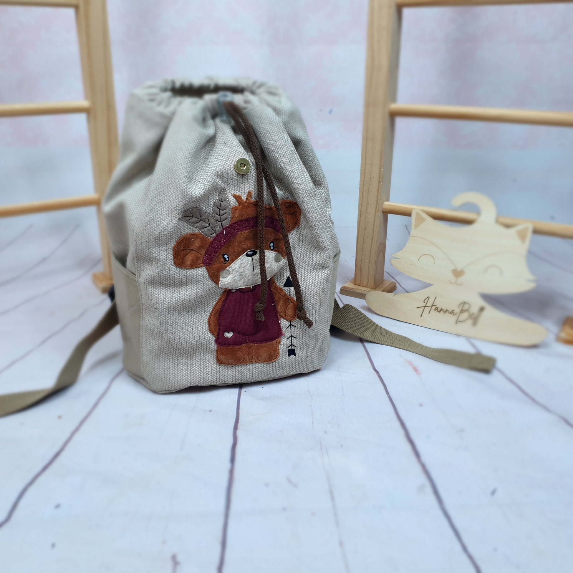 Handmade Kindergartenrucksack mit Indianerbär auf hellem Strukturcanvas. Ein Wunschnamen ist inklusive / der Rucksack kann personalisiert werden.