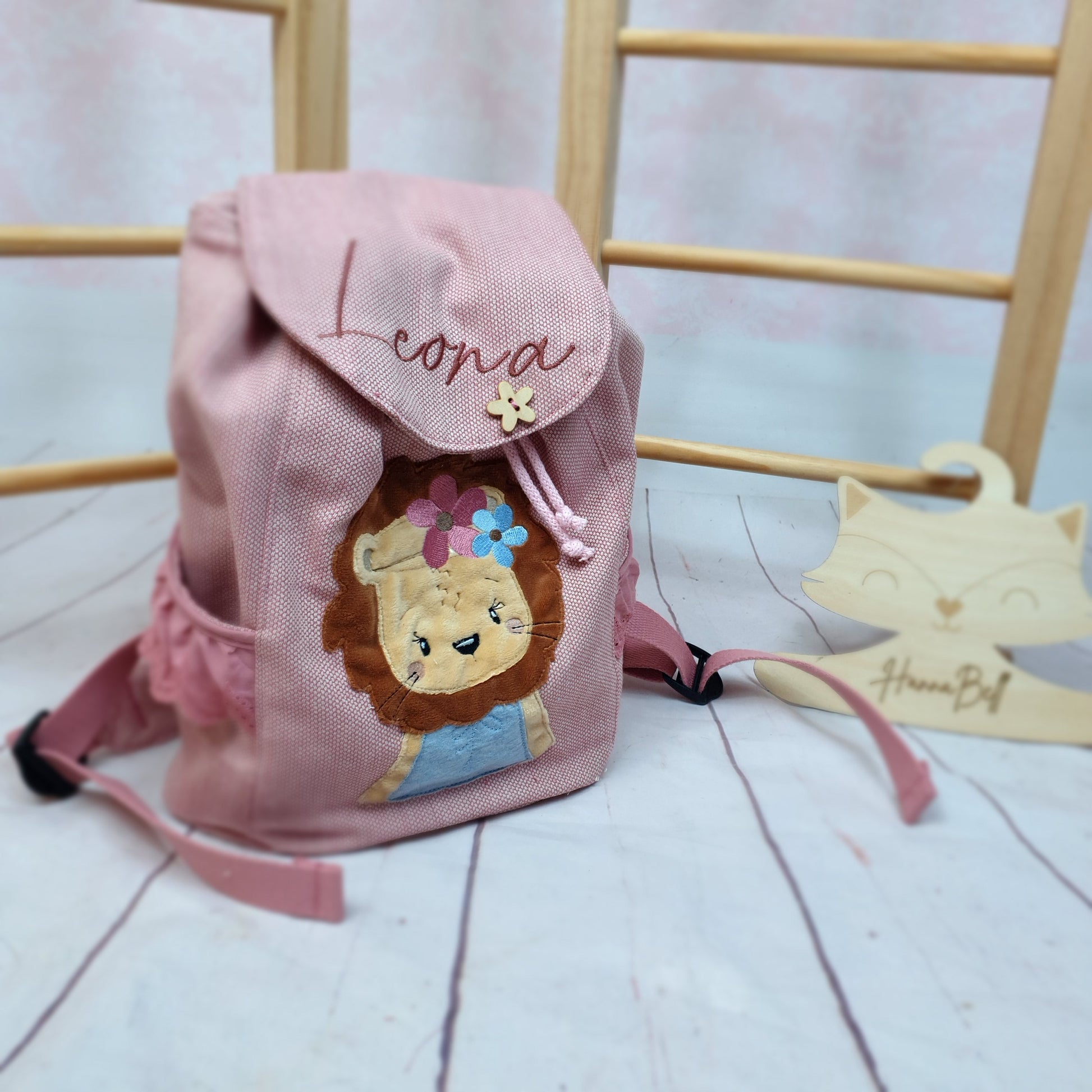 Kindergartenrucksack mit Löwenmädchen in rosa. Der Rucksack kann individualisiert werden / ein Wunschnamen ist kein Problem. 