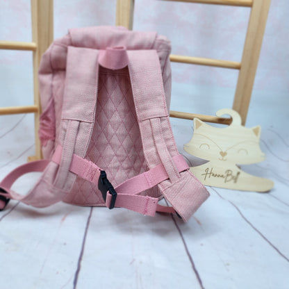 Kindergartenrucksack mit Löwenmädchen in rosa. Der Rucksack kann individualisiert werden / ein Wunschnamen ist kein Problem.