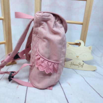 Kindergartenrucksack mit Löwenmädchen in rosa. Der Rucksack kann individualisiert werden / ein Wunschnamen ist kein Problem.