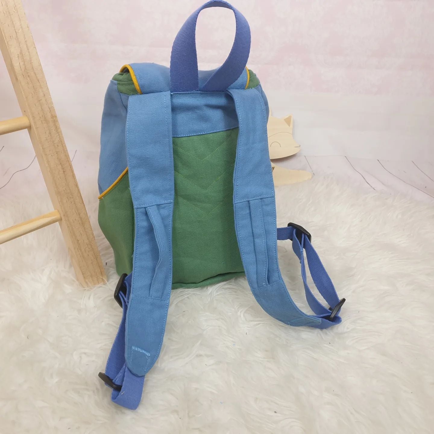 Rückansicht Kindergartenrucksack zweifarbig grün blau optionaler Brustgurt