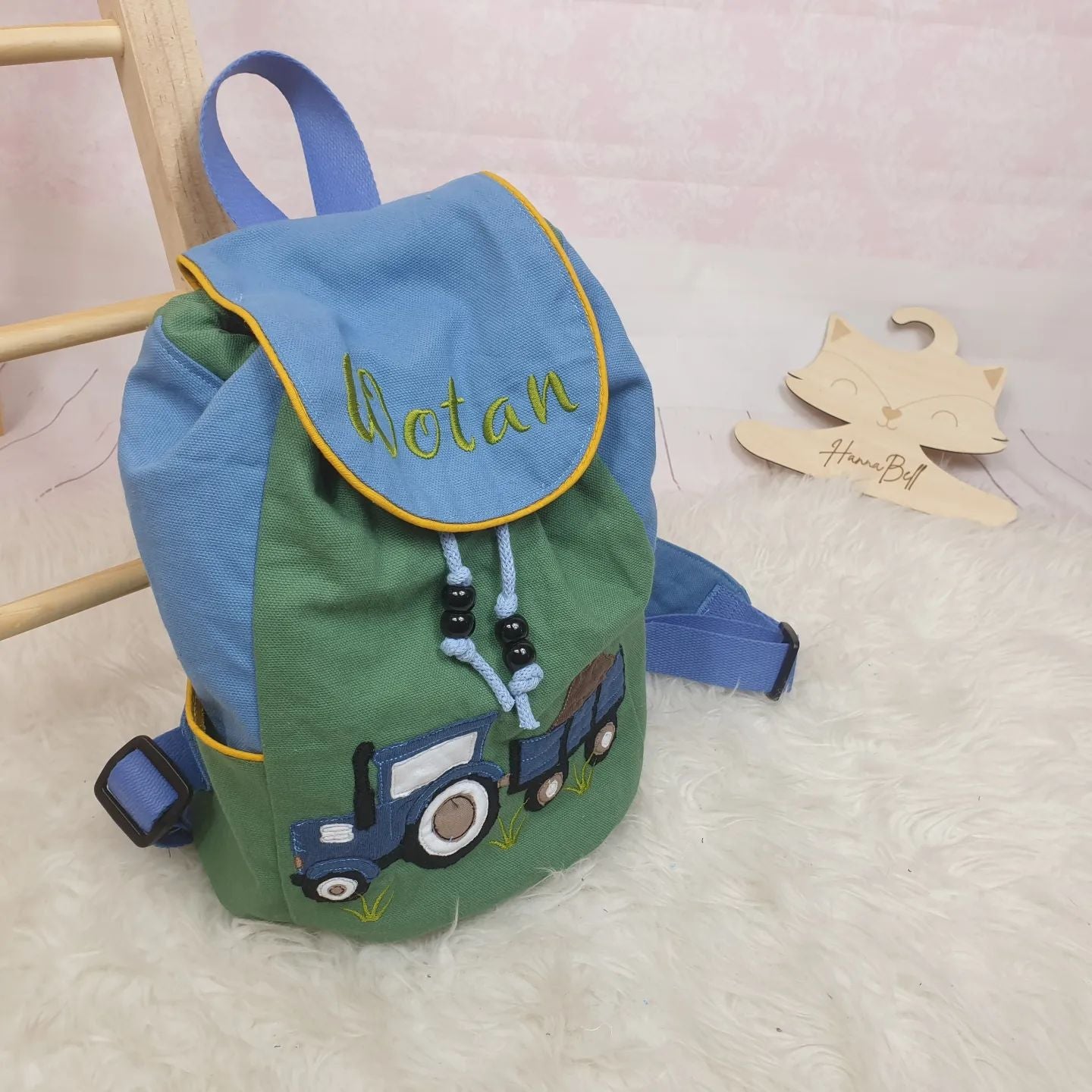 Handmade Kindergartenrucksack zweifarbig grün blau mit Traktor und beladenem Anhänger. Farbe und Motiv frei wähllbar