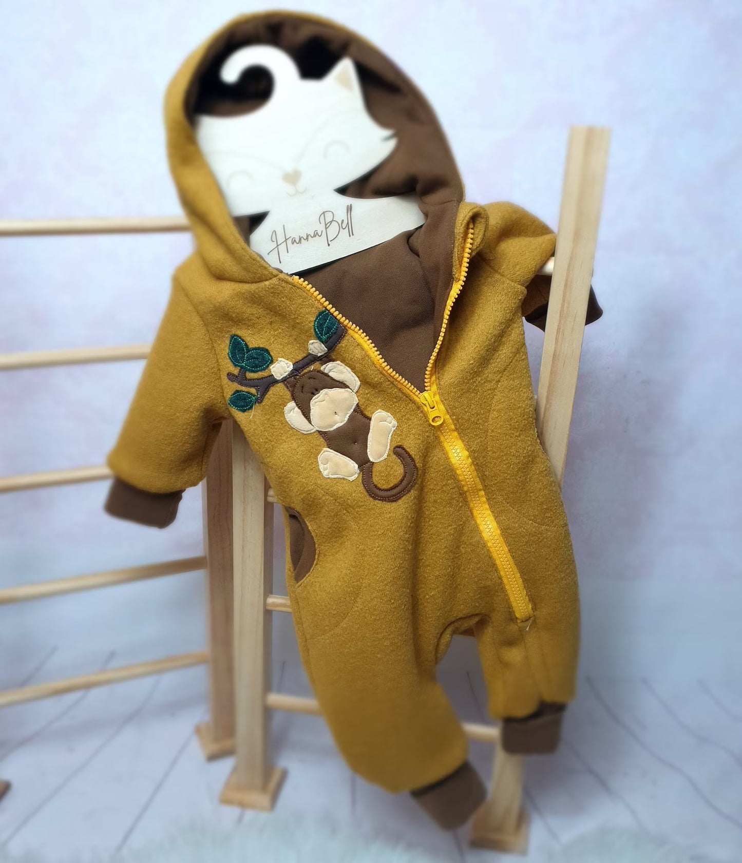Senffarbener Overall aus Walk für Babys und Kleinkinder mit Affen Bestickung