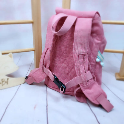 KIndergartenrucksack für Kinder im Alter von 2-6 Jahren. Der Rucksack ist aus einem pinken Strukturcanvas genäht und mit einer BohoLama bestickt. Der Rucksack kann individualisiert werden, ein Wunschname ist inklusive