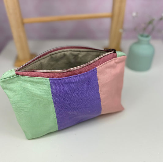 Geöffnete Kosmetiktasche mit Blick ins Innenfutter