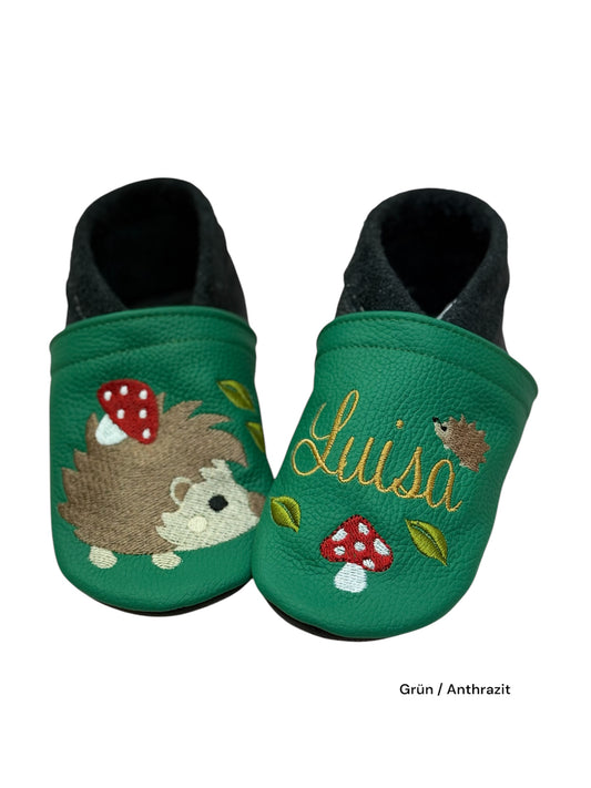 Lederpuschen für Kinder - Grün und Anthrazit mit Igel- und Pilzmotiv, personalisierbar