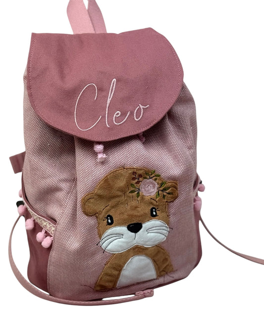 „Hier deinen individuellen Kita-Rucksack zusammenstellen – robust, geräumig und mit Wunschbestickung gefertigt“