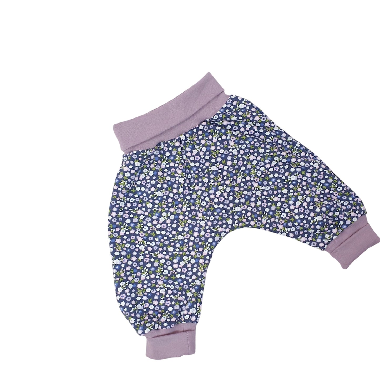 Handgemachte Babyhose in vielen Stoffvarianten, komfortabler Schnitt für Spiel, Spaß und Alltag.
