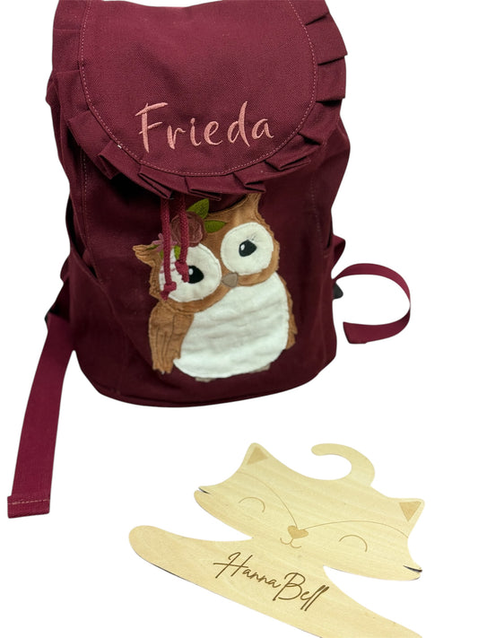 Kindergartenrucksack in Bordeaux mit Boho-Eulenmotiv, personalisiert mit Namen verziert mit Rüschen am Deckel. Perfektes Geschenk für den Kindergartenstart.”