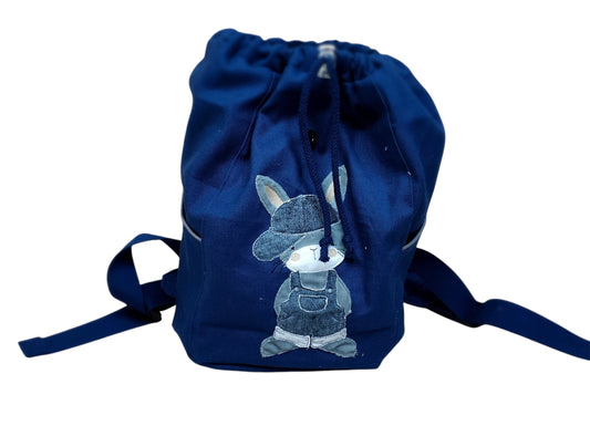 Kita Rucksack mit Namen - Dunkelblau cooles Häschen mit Basecap und Latzhose