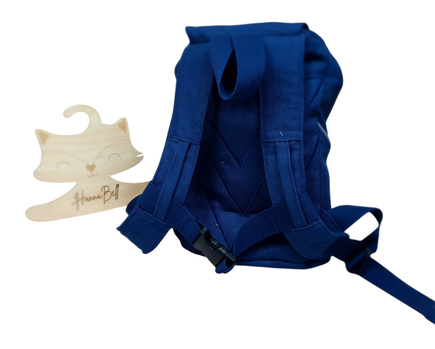 Kita Rucksack mit Namen - Dunkelblau cooles Häschen mit Basecap und Latzhose
