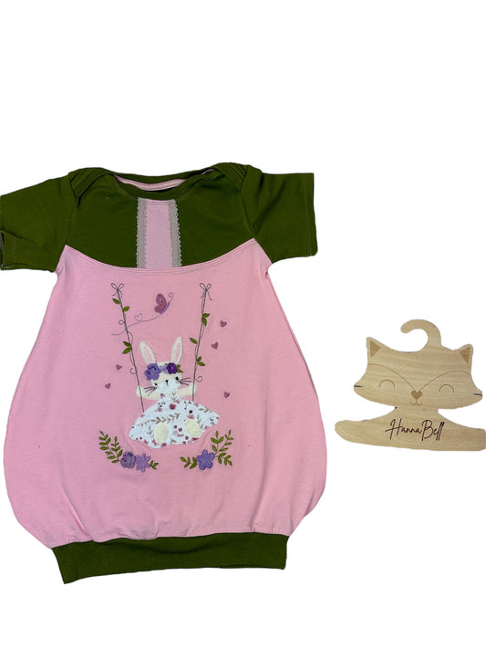 Handgefertigte Ballontunika für Mädchen in Größe 98 in Rosa und Grün mit Häschenmotiv und Blumen, Design von HannaBell, sofort versandbereit.