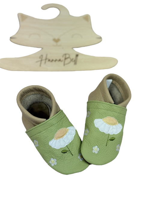Lederpuschen für Kinder in Dustygreen und Natur mit gesticktem Gänseblümchen-Motiv, aus hochwertigem Ökoleder gefertigt – perfekt für den Frühling und individuell personalisierbar.