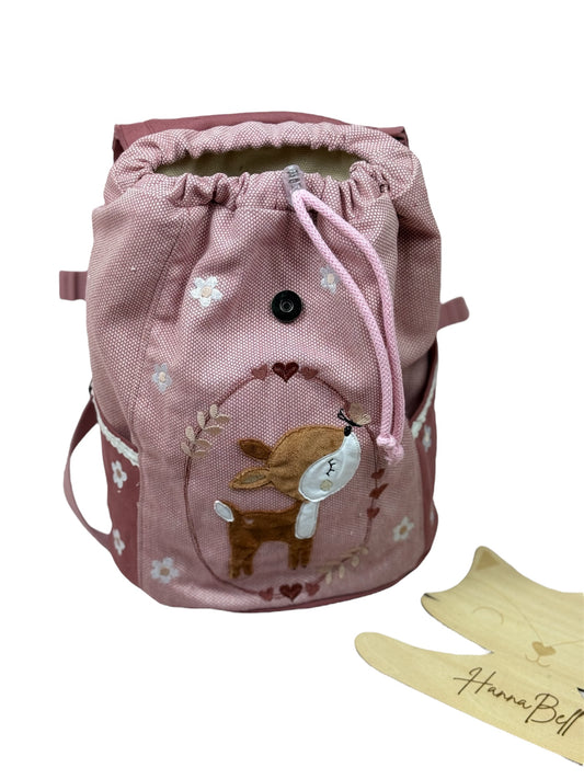 HannaBell Kita Rucksack -Reh-Motiv mit Blumenstickerei, personalisierbar