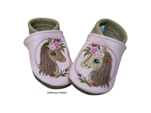 Lederpuschen Hellrosa und Natur mit Pferdekopf und Blumenschmuck im Kreis, personalisierbar mit Namen