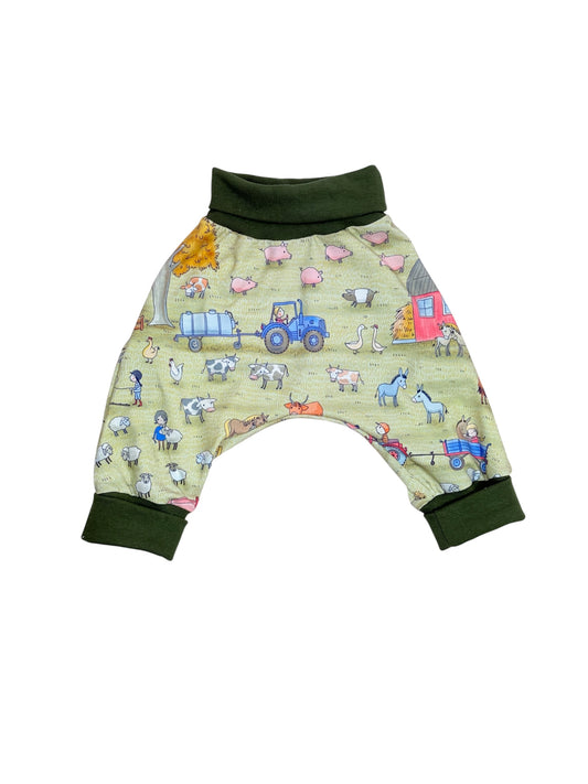 Detailansicht einer Babyhose mit umkrempelbaren Bündchen, individuell anpassbar, perfekt für Kleinkinder.