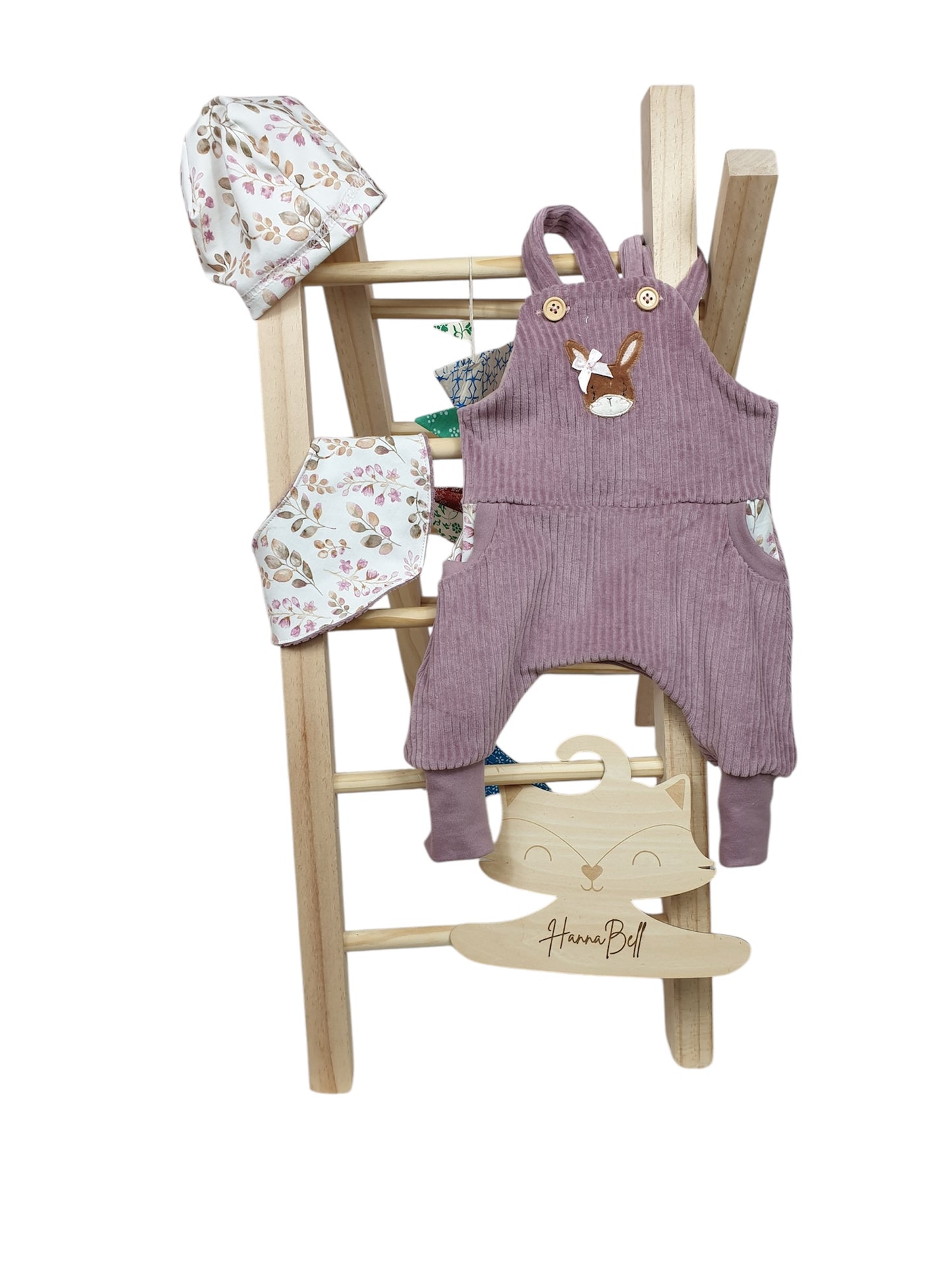 Handgemachte Cord-Latzhose mit passenden Accessoires, perfekt als Geschenk zur Geburt oder Babygeschenk