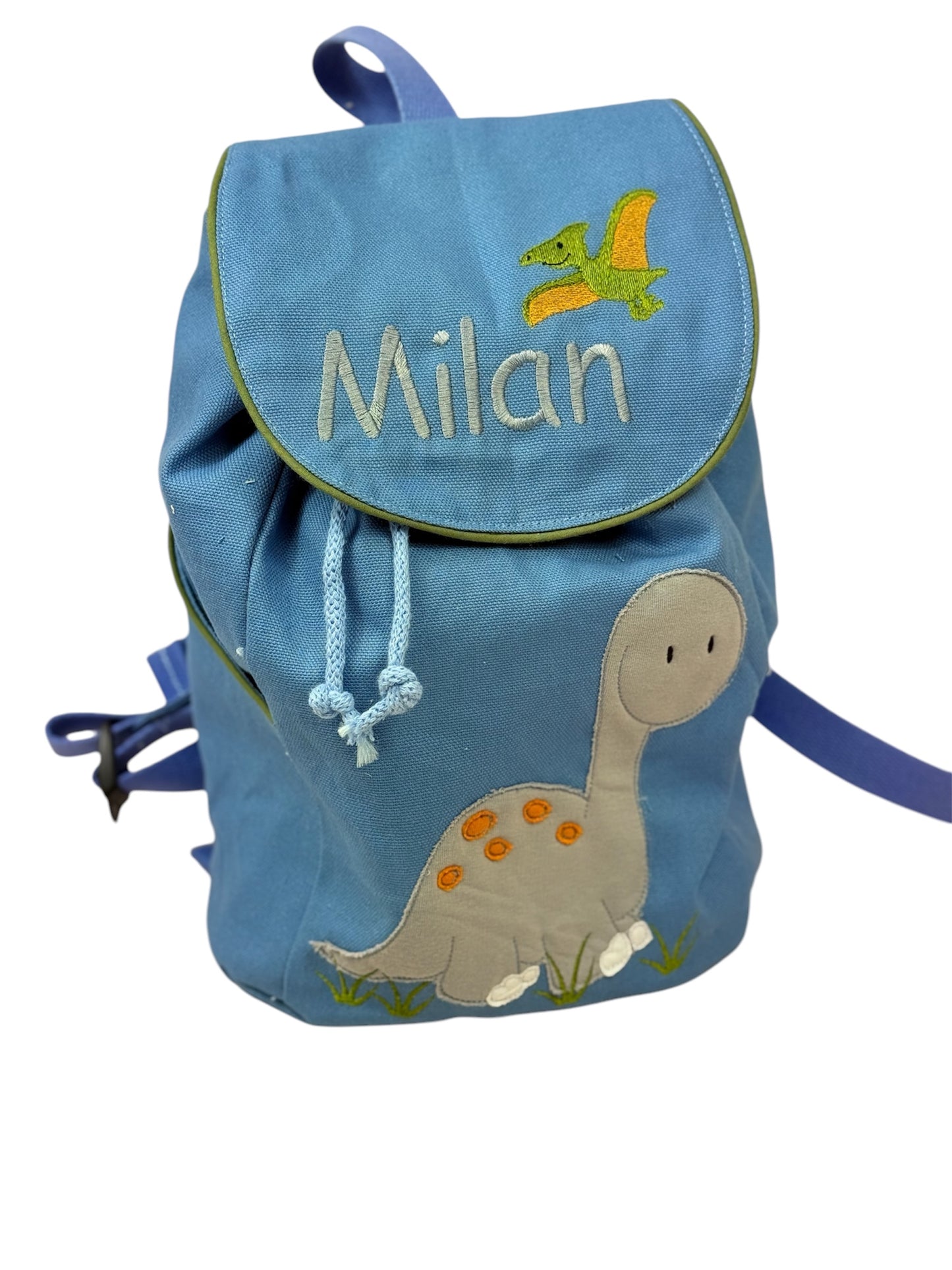 Frontansicht: Blauer Kita-Rucksack mit Dinosaurier Motiv, bestickt mit Namen