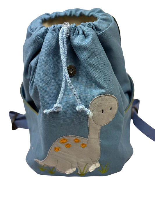 Offen: Blick auf den Kordelzug unter der Klappe, Innenraum sichtbar