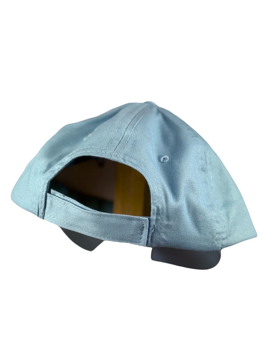 Detailansicht der hellblauen Kinderkappe, Rückansicht mit Klettverschluss