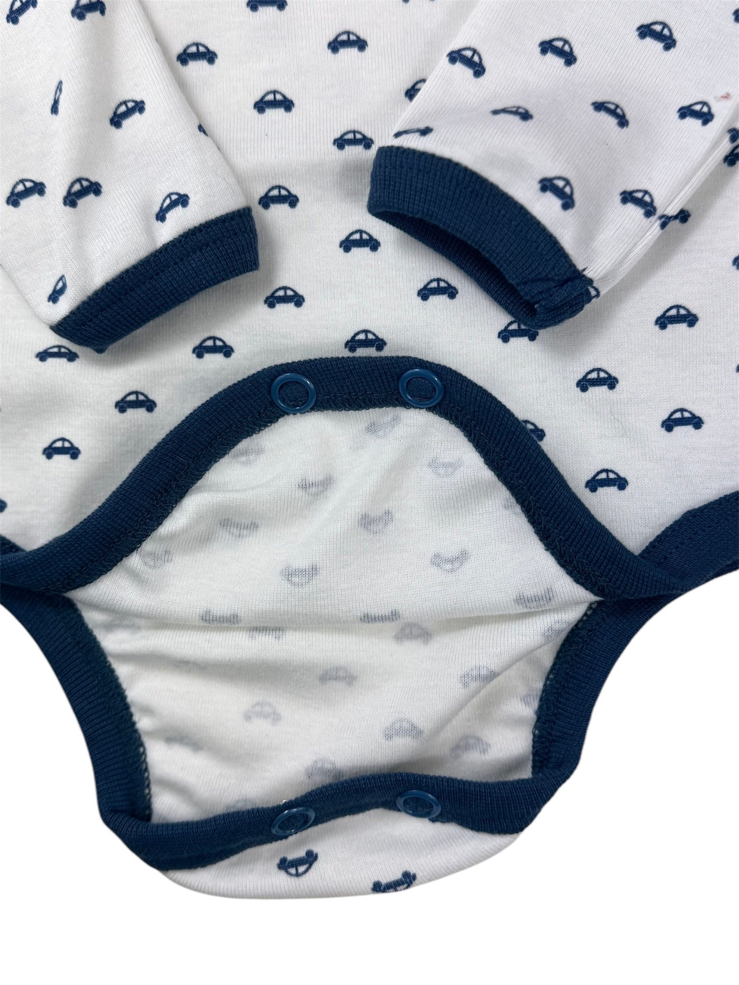 Nahansicht der Druckknopfleiste im Schritt für einfaches Wickeln