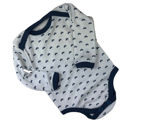 Detailaufnahme des Babybody in Dunkelblau und des Auto Musters