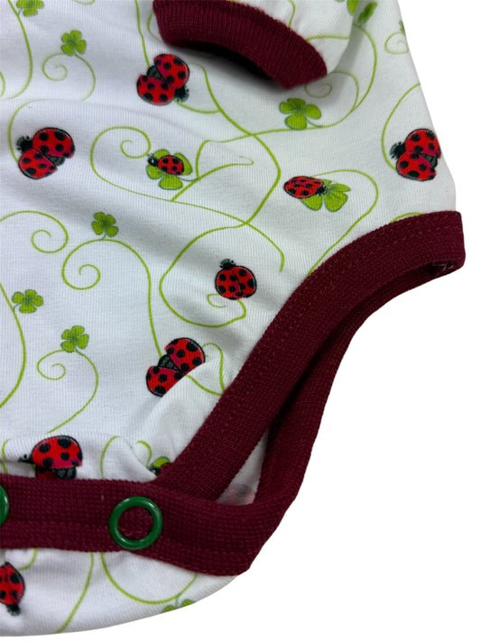 Detailansicht des Beinusschnitts mit Bündchen weich eingefasst