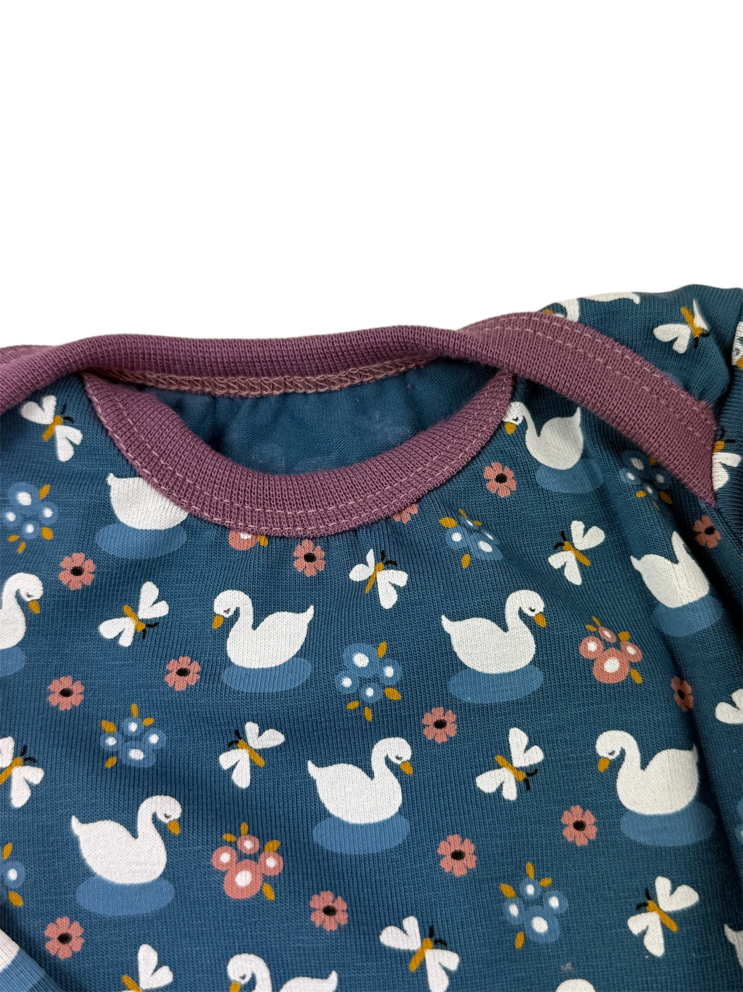 Der amerikanische Halsausschnitt ist sehr praktisch zum anziehen, da sich beide Teile maximal dehnen lassen und somit genug Platz für den Kopf bieten.