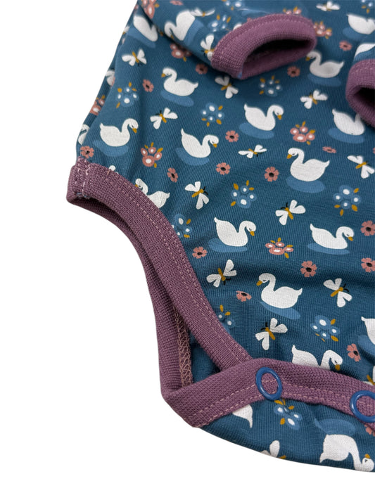 Druckknopfleiste im Schritt für einfaches Wickeln, Detailansicht Babybody