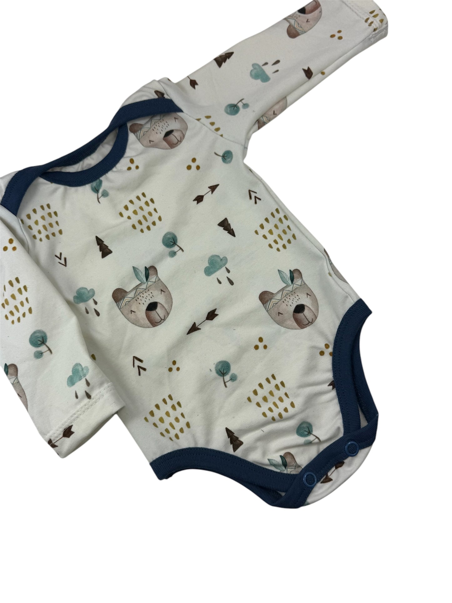 Detailaufnahme des Langarm-Bodys mit süßem Bärenmotiv und Natur-Elementen