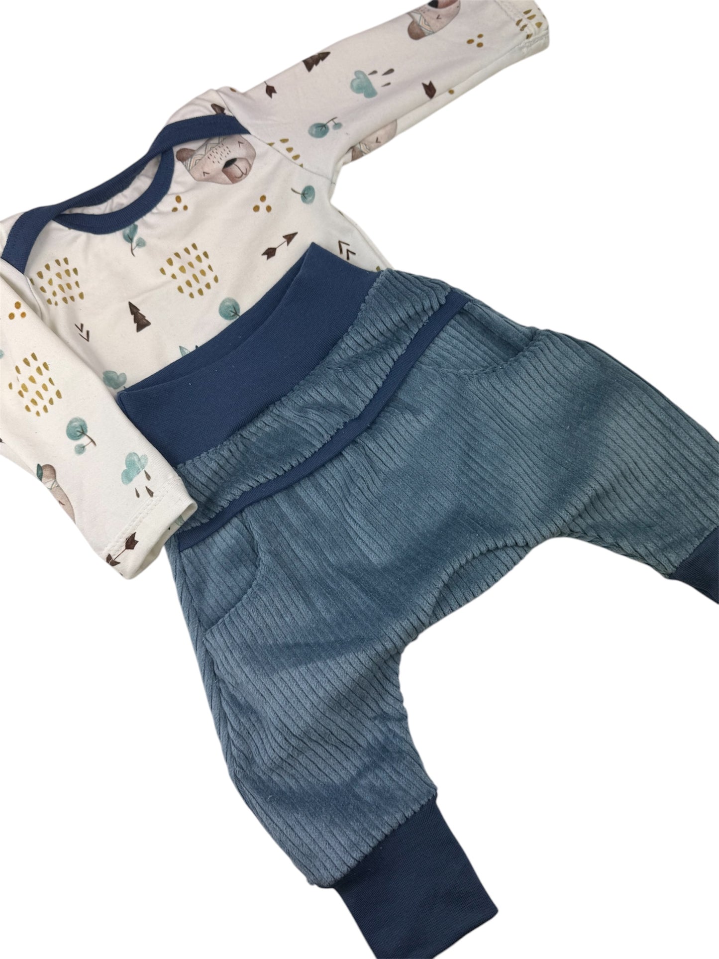 Weiche Cordhose mit elastischem Bündchen und seitlicher Tasche für kleine Schätze