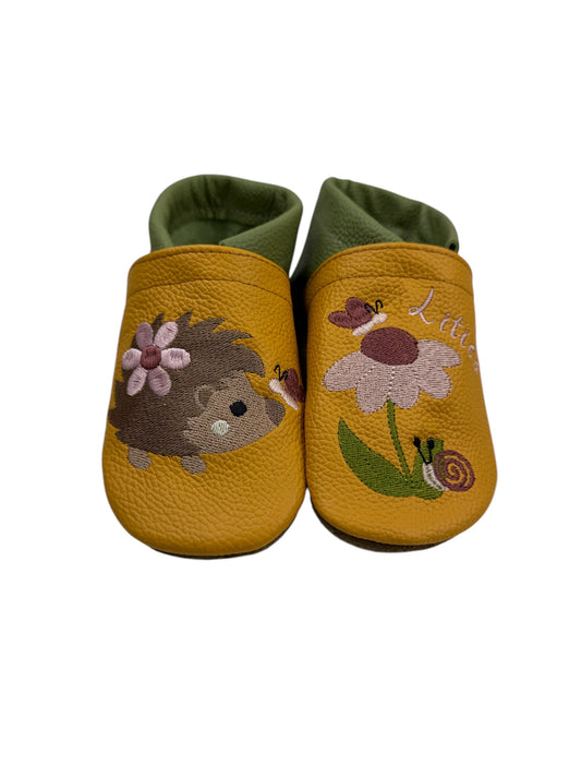 Weiche Babyschuhe aus Leder mit niedlichem Igel-Stickmotiv