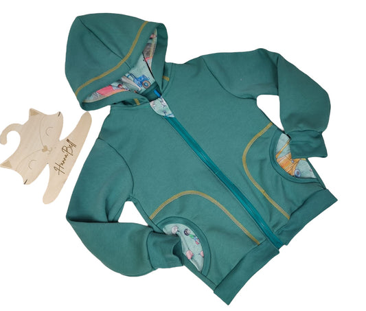 Vorderansicht: Kapuzenjacke mit Taschen, mintfarbenen Innenfutter & landwirtschaftlichen Motiven