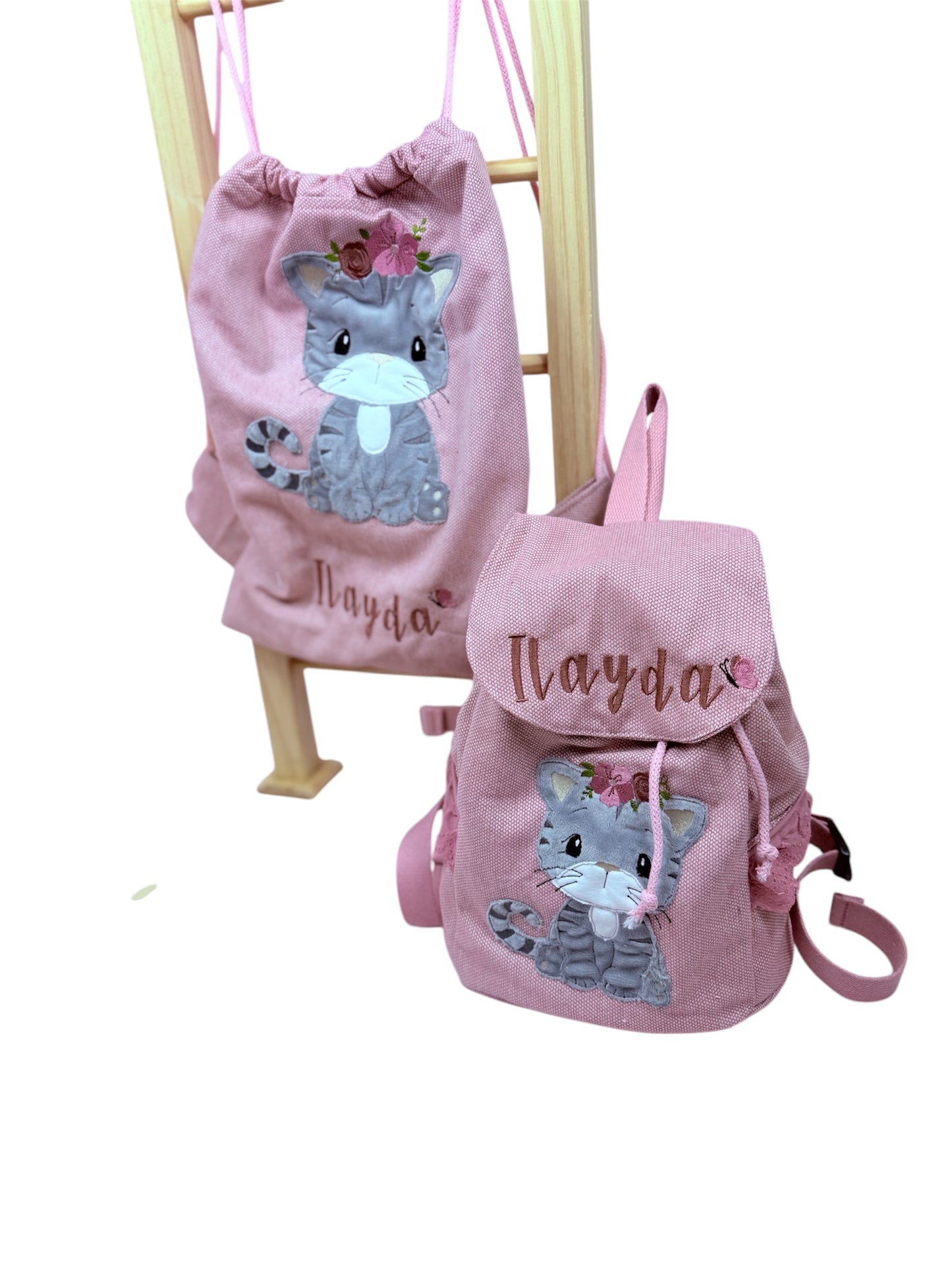 Set mit Rucksack: Rosa Turnbeutel und passender Rucksack mit Katzenmotiv, individuell bestickt