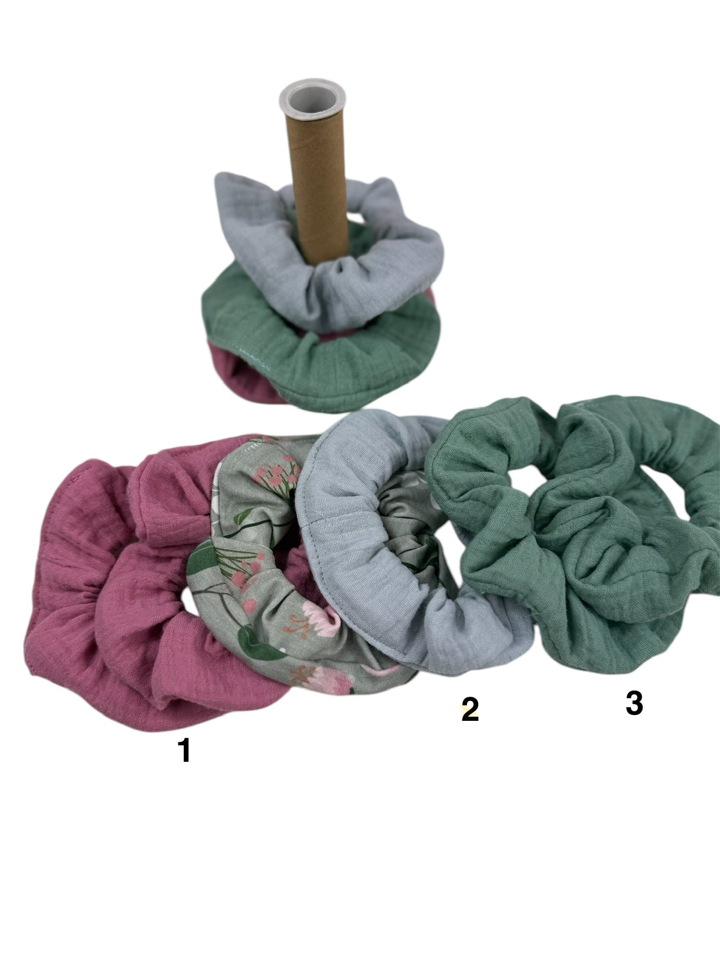 Handgemachte Scrunchies aus Stoffresten in verschiedenen Farben.