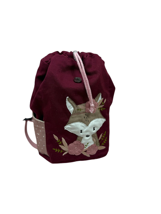 Kordelzug-Detail: Nahaufnahme des Kordelzugs unter der personalisierten Klappe.