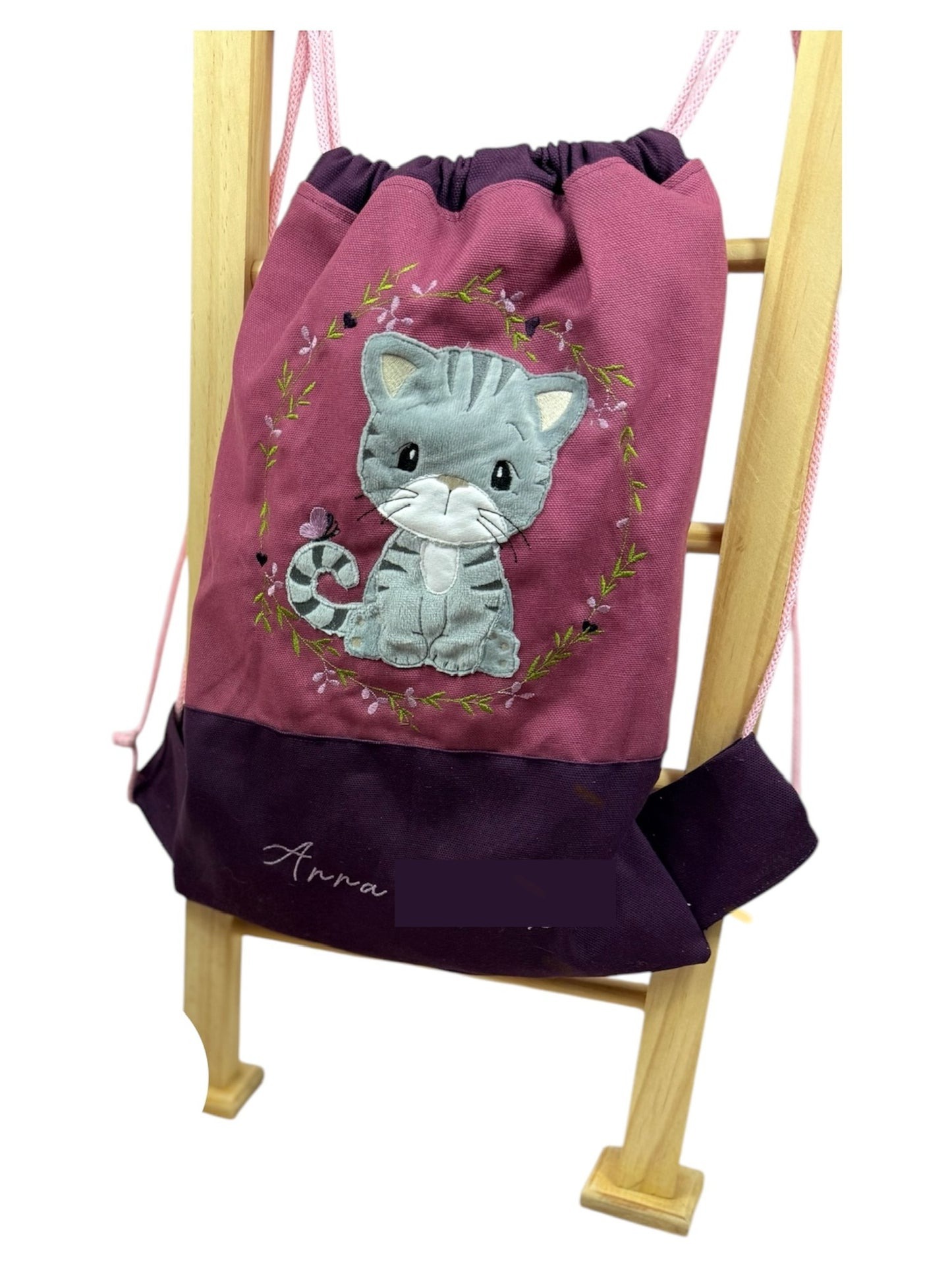 Vorderansicht: Turnbeutel in Beerentönen mit Katze und Namensstickerei