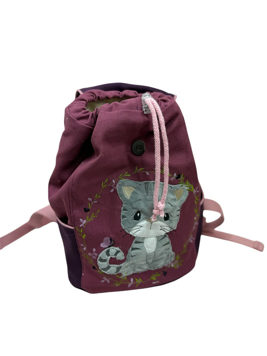 Detailansicht: Kordelzug-Verschluss unter der Klappe mit Stickerei