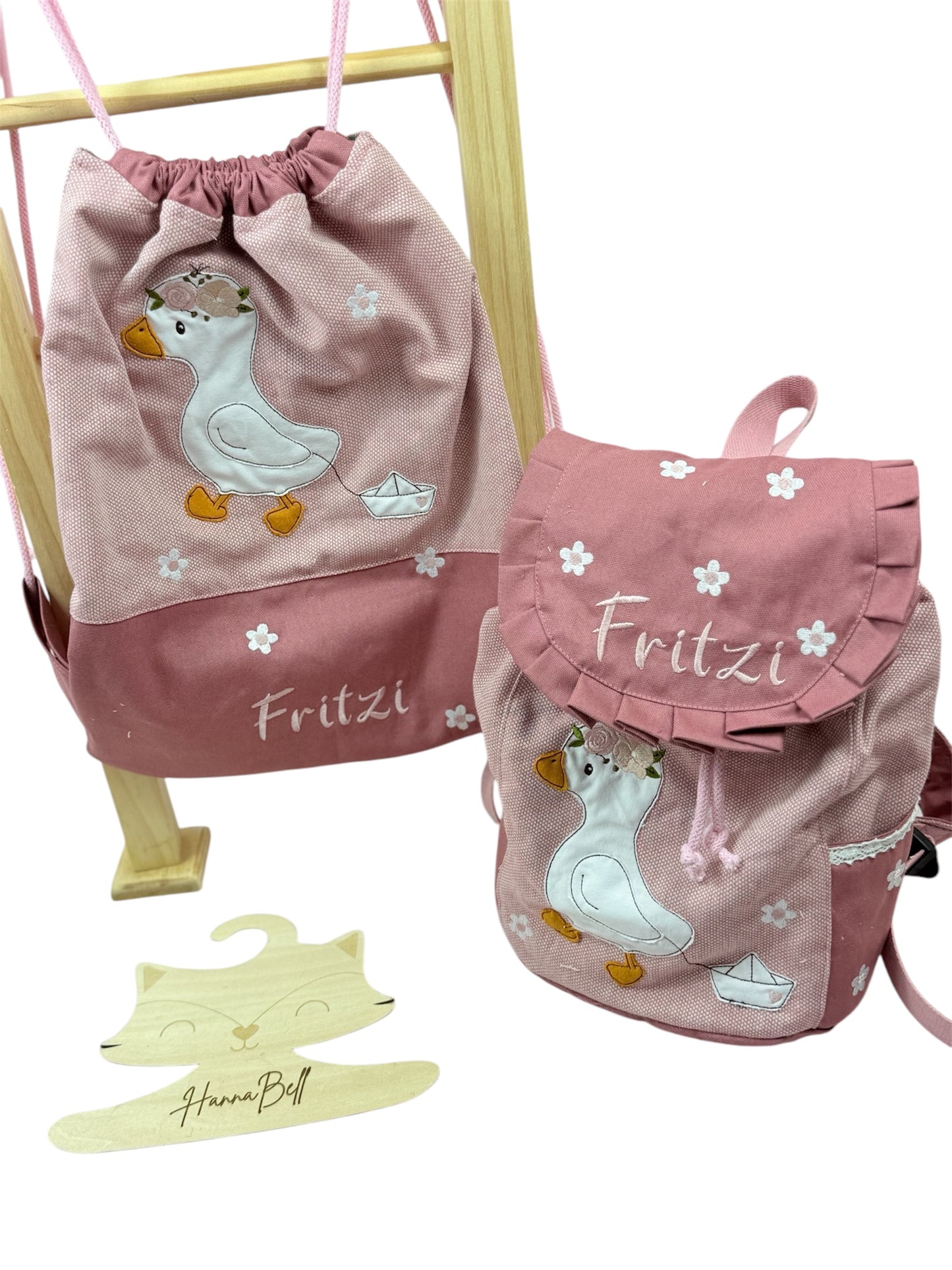 Set-Ansicht: Kinder-Rucksack & Turnbeutel mit bestickter Ente & Namen.