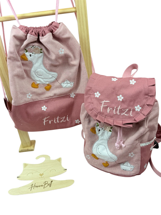 Set-Ansicht: Kinder-Rucksack & Turnbeutel mit bestickter Ente & Namen.