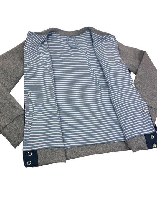 Innenansicht der Collegejacke – gestreiftes Jersey-Futter in Hellblau und Weiß