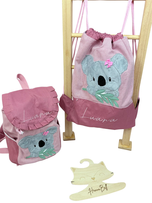 Ansicht im Set: Bestehend aus Rucksack und Turnbeutel beide mit Koala und Namen bestickt