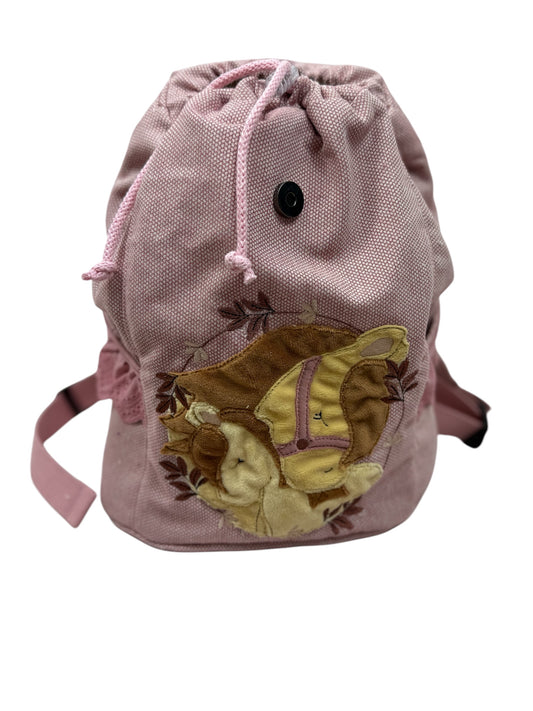 Detailansicht: Kordelzug unter der Klappe des rosa Pferderucksacks